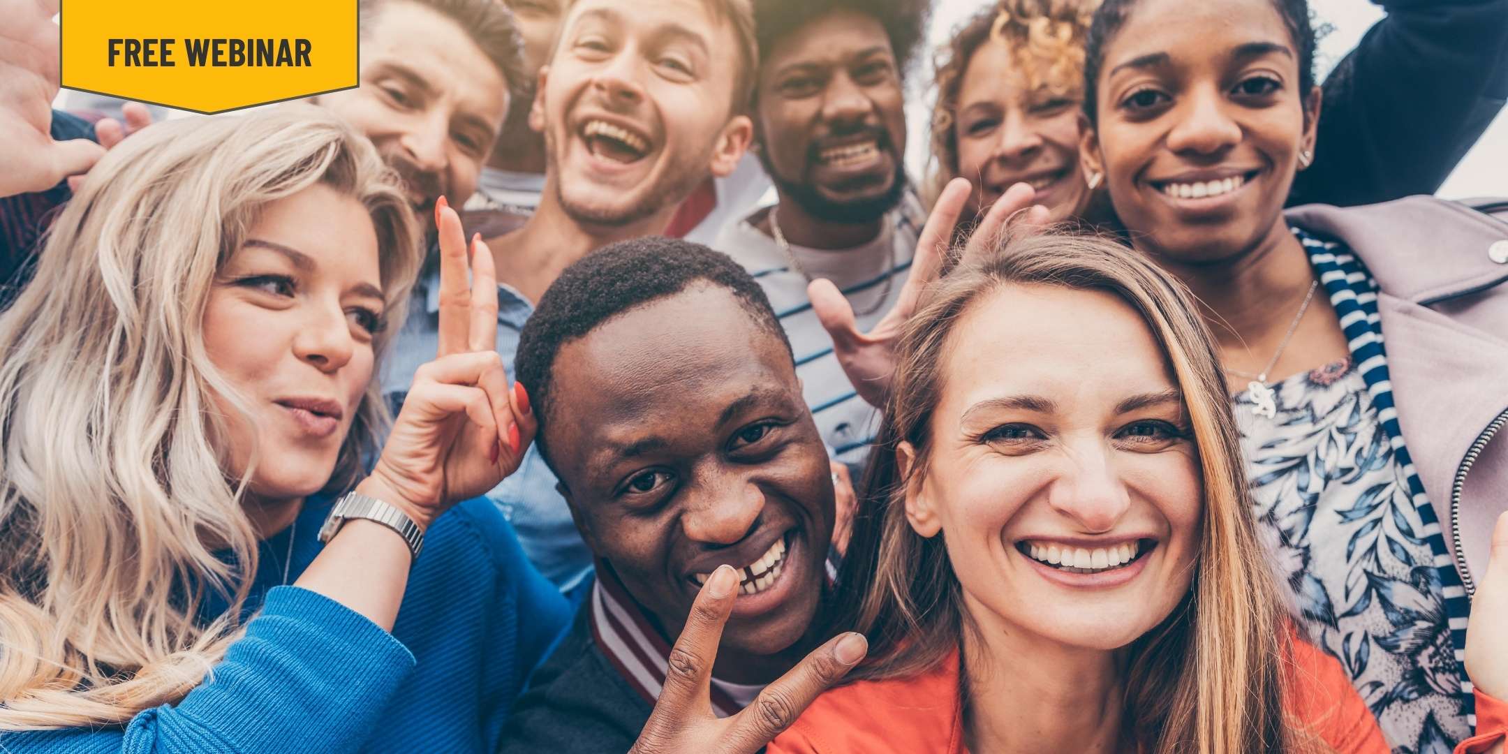 Un grupo diverso de amigos tomándose un selfie juntos al aire libre